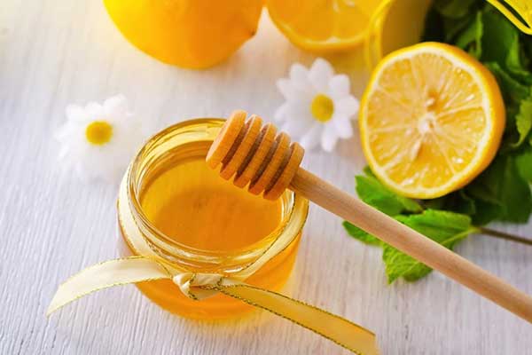 Công thức trị thâm mụn kết hợp chanh và mật ong