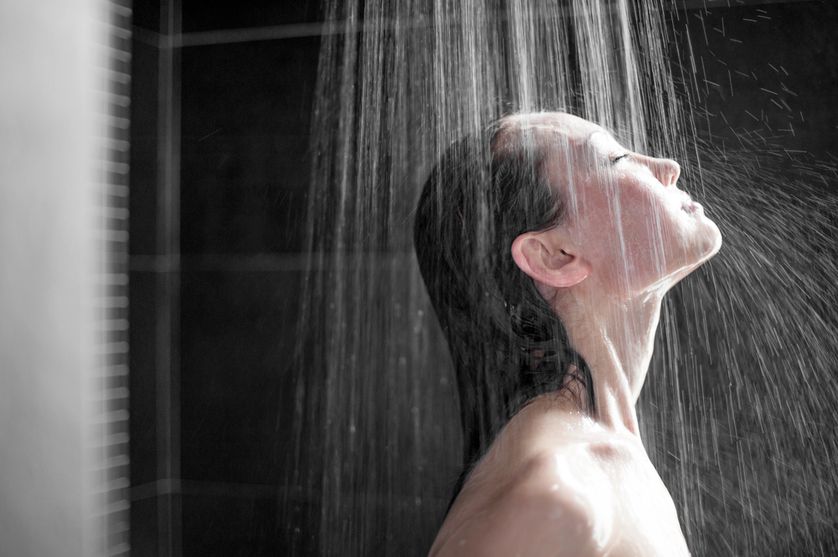 tránh tắm bằng nước nóng quá lâu