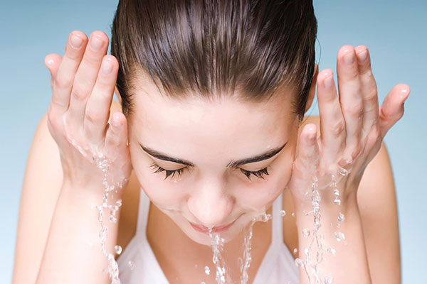 Rửa mặt sai cách cũng là nguyên nhân khiến da bị nổi nhiều mụn