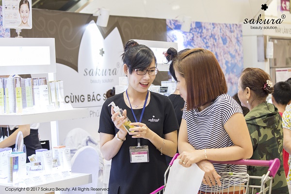 Cận cảnh chương trình soi khám da miễn phí đầu tiên ở Aeon Mall Tân Phú