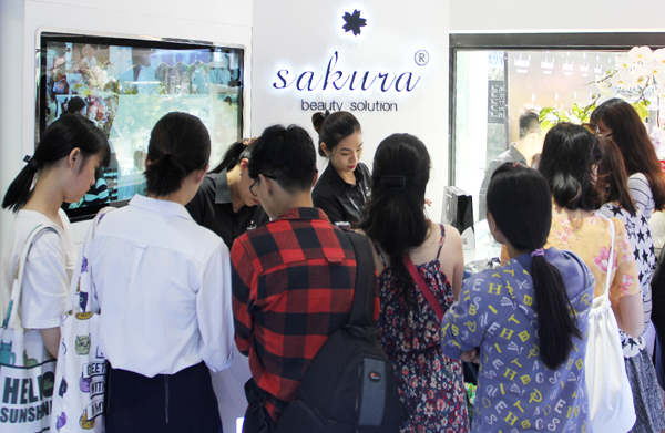Giải mã cơn sốt  showroom Sakura diện mạo mới khiến hàng trăm người phải đứng chờ từ sớm trong ngày khai trương