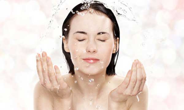 Rửa mặt đúng cách giúp hỗ trợ điều trị mụn hiệu quả