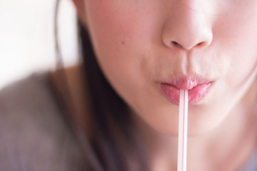 Uống nước bằng ống hút cũng gây hại da
