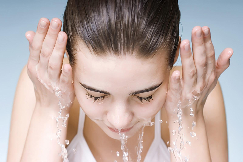 cách rửa mặt cho da nhạy cảm