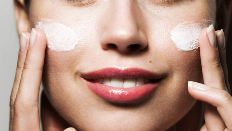 Emollient giúp giữ ẩm, bảo vệ và bôi trơn cho làn da