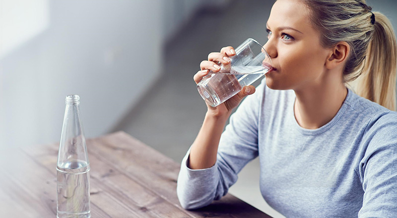 uống nhiều nước mỗi ngày để dưỡng ẩm cho da